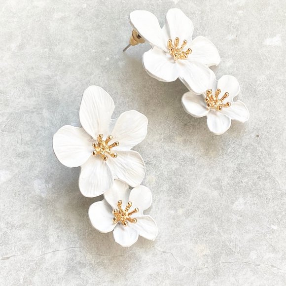 NEW Flower stud earrings in matte white - Picture 2 of 8